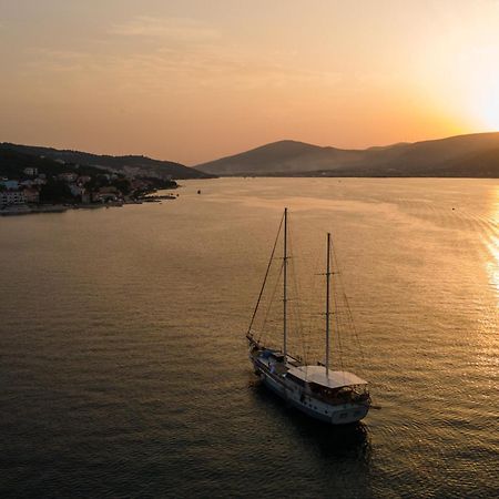 Apartments By The Sea Arbanija, Ciovo - 1085 Trogir Exteriör bild